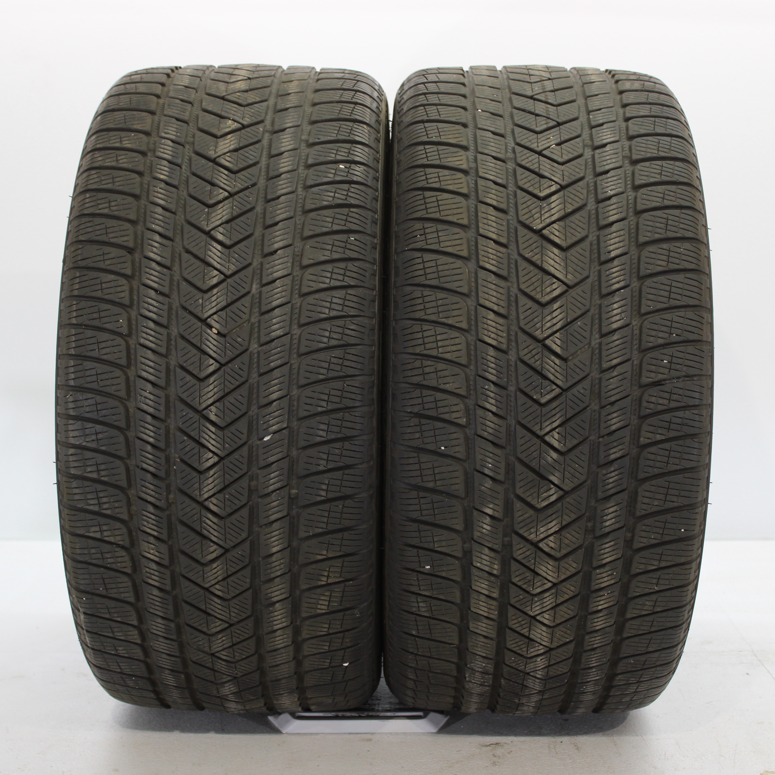2x Winterreifen Pirelli Scorpion Winter 305/35 R21 109V DOT3820 5,5mm