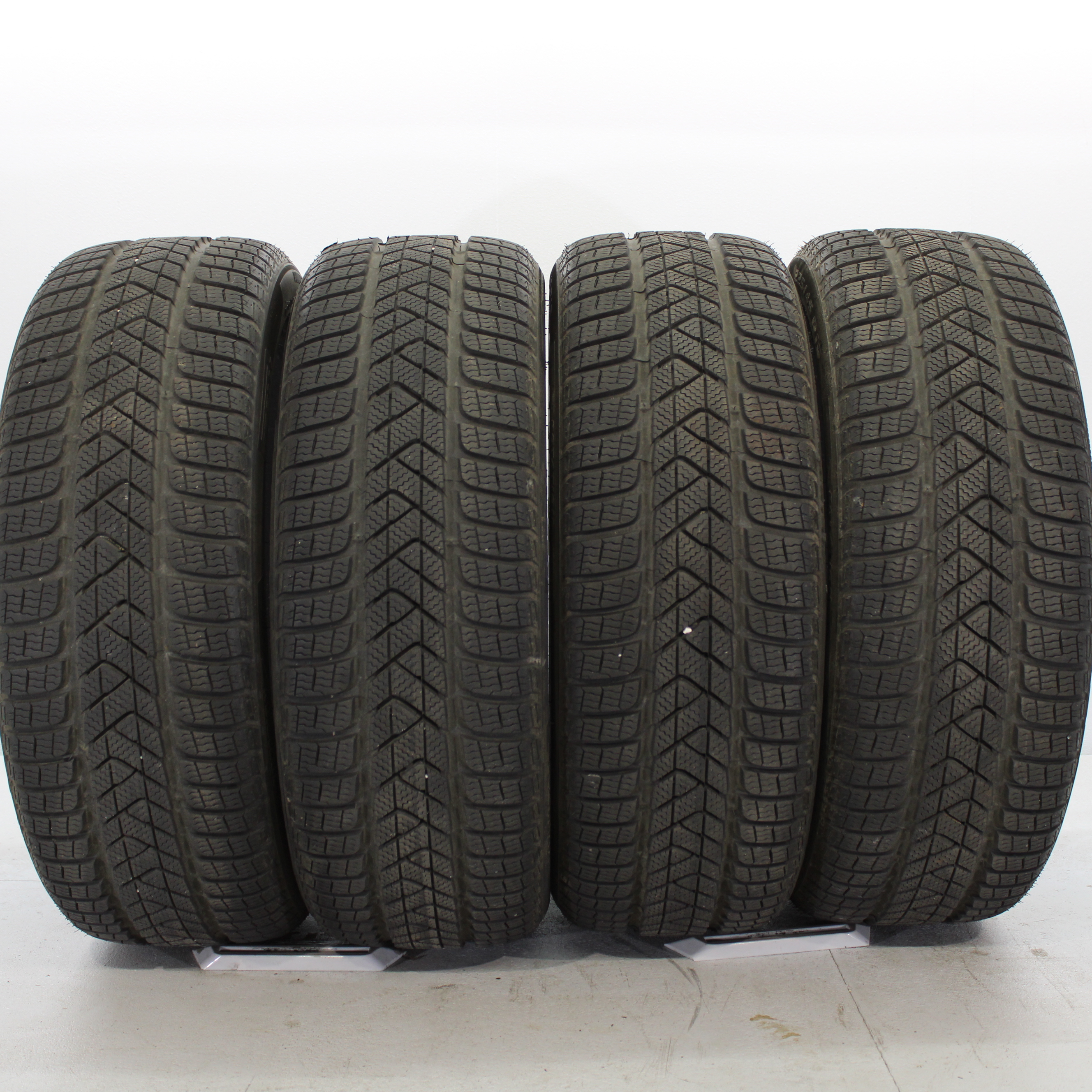 4x Winterreifen Pirelli Sottozero 3 225/45 R19 96V DOT20 7,3mm