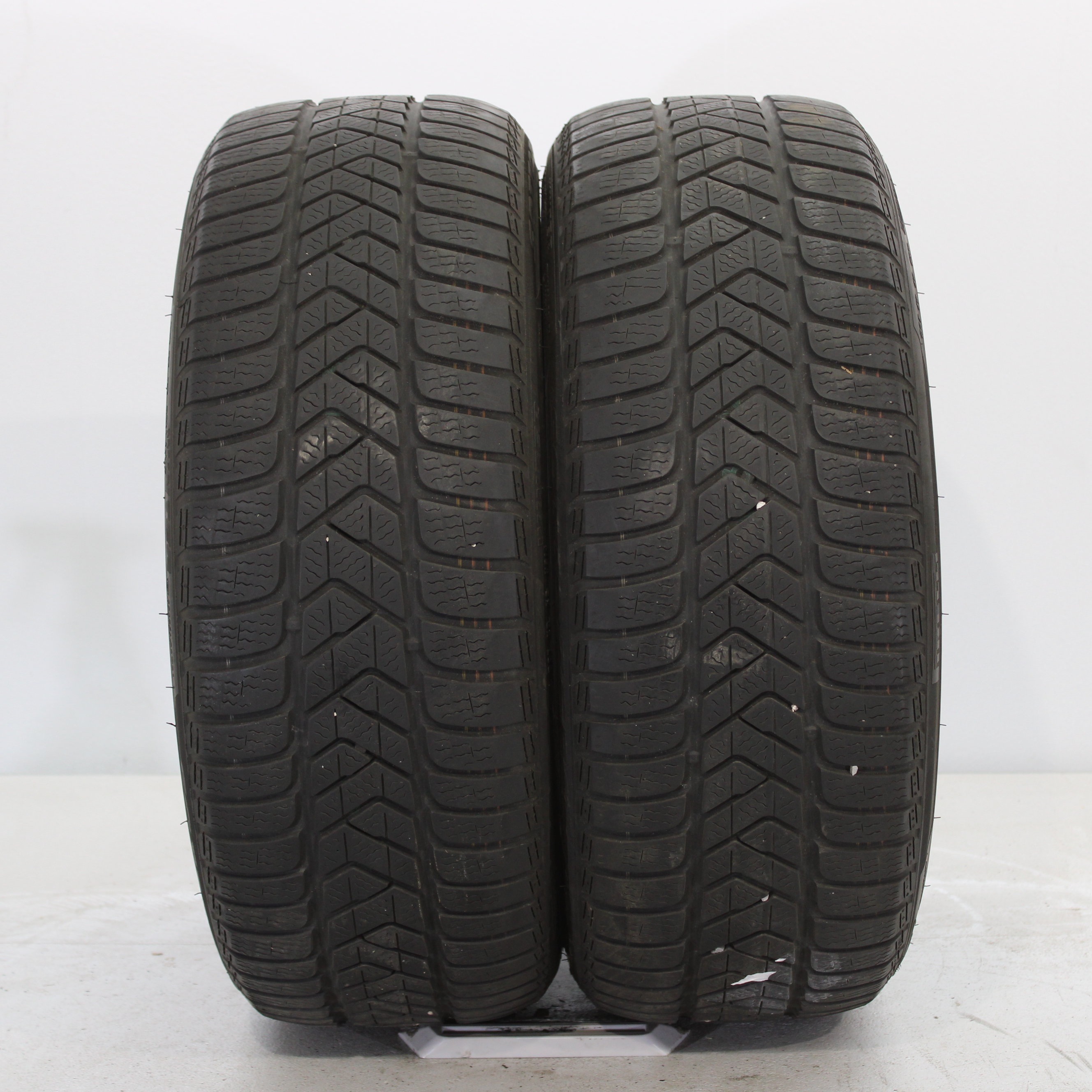 2x Winterreifen Pirelli Sottozero 3 225/40 R19 93V DOT4716 4,5-5mm