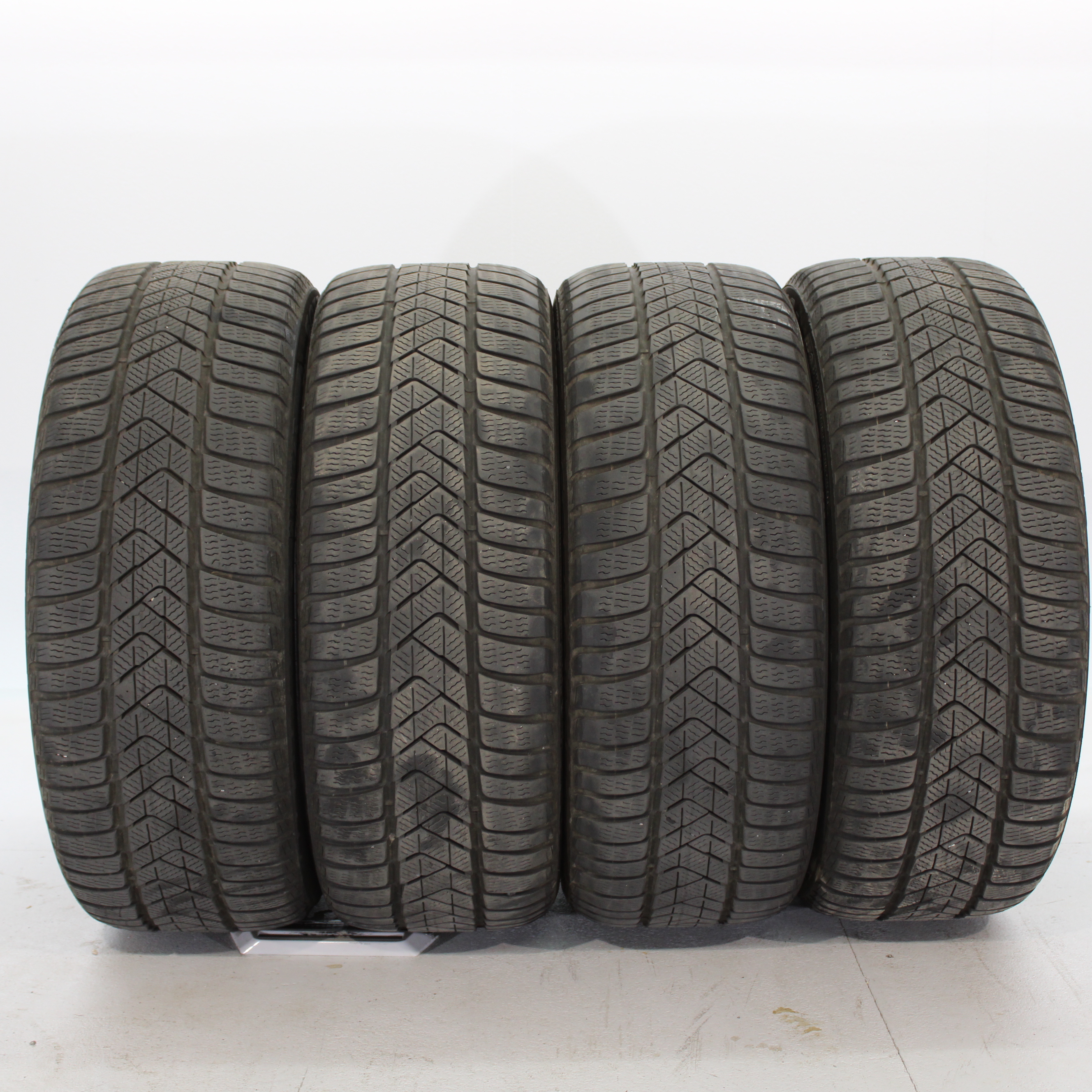 4x Winterreifen Pirelli Sottozero 3 225/45 R18 95H DOT20 5-5,5mm