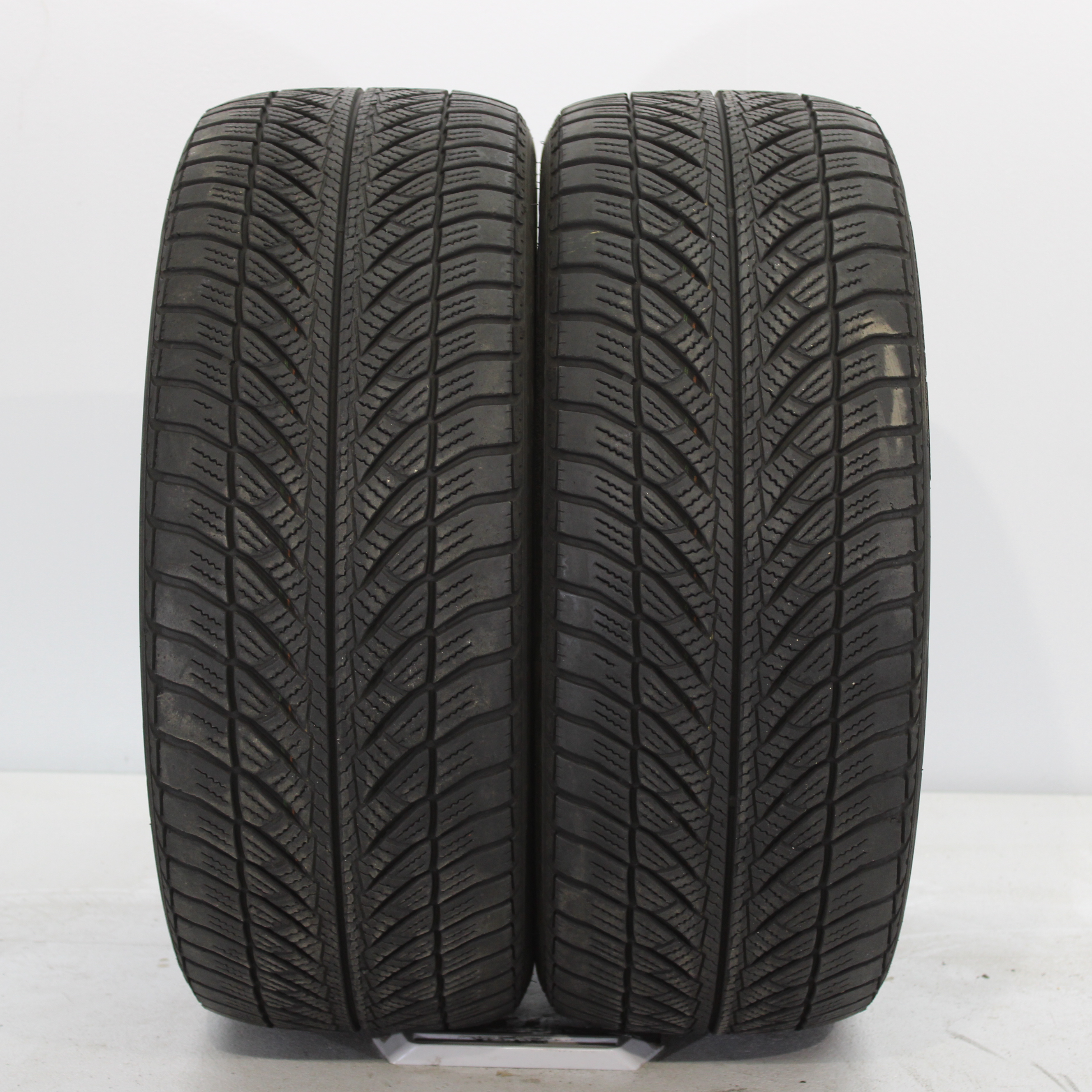 2x Winterreifen Goodyear Ultra Grip 8 Performance 245/45 R18 100V DOT2721 5,5mm