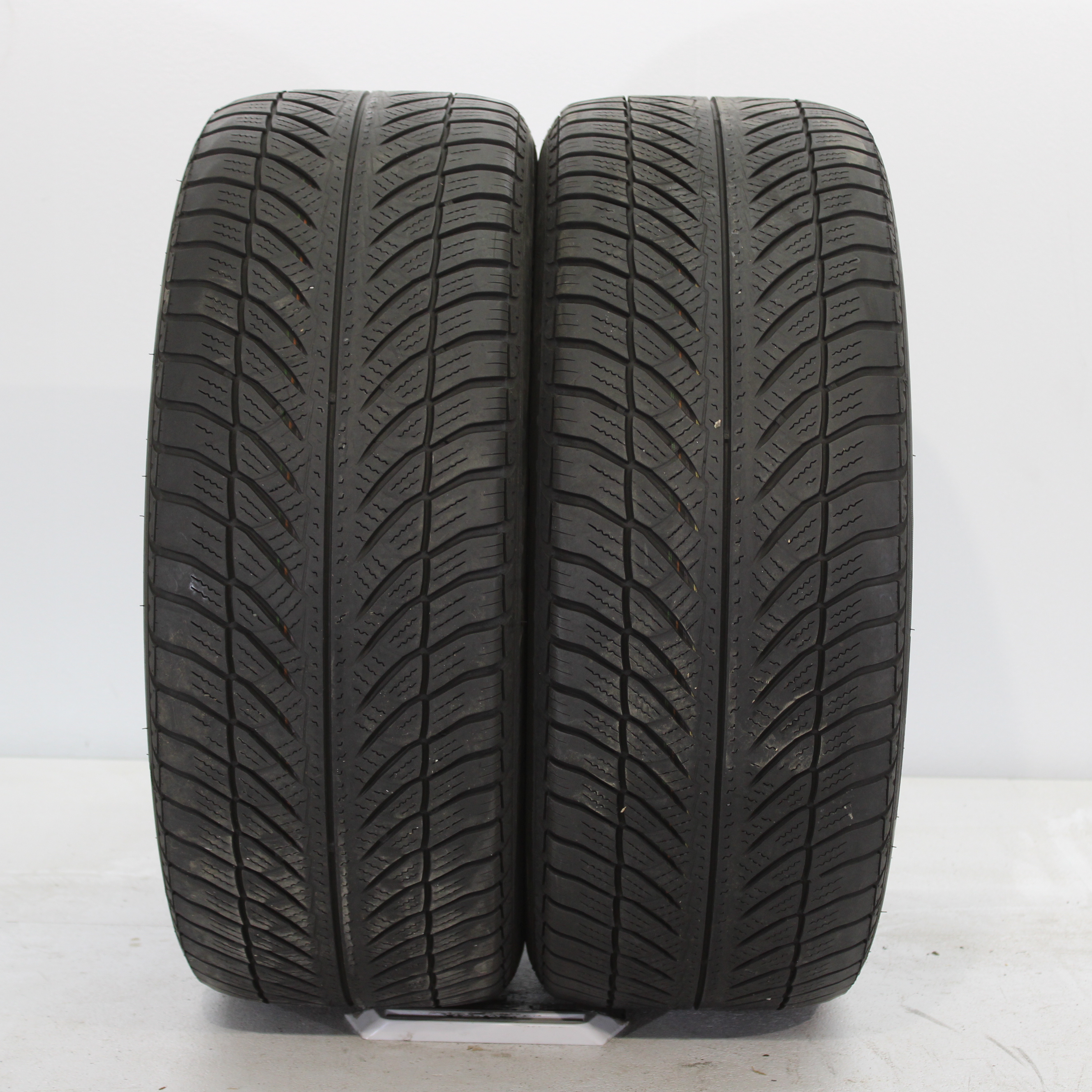 2x Winterreifen Goodyear Ultra Grip 8 Performance 245/45 R18 100V DOT2721 +4mm