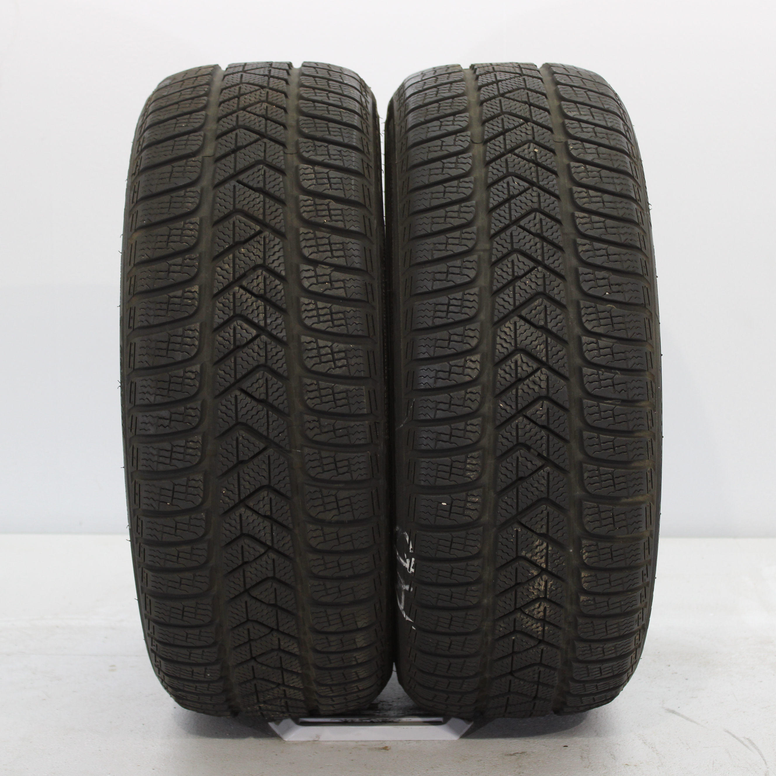 2x Winterreifen Pirelli Sottozero 3 225/40 R19 93H DOT2820 6,5mm