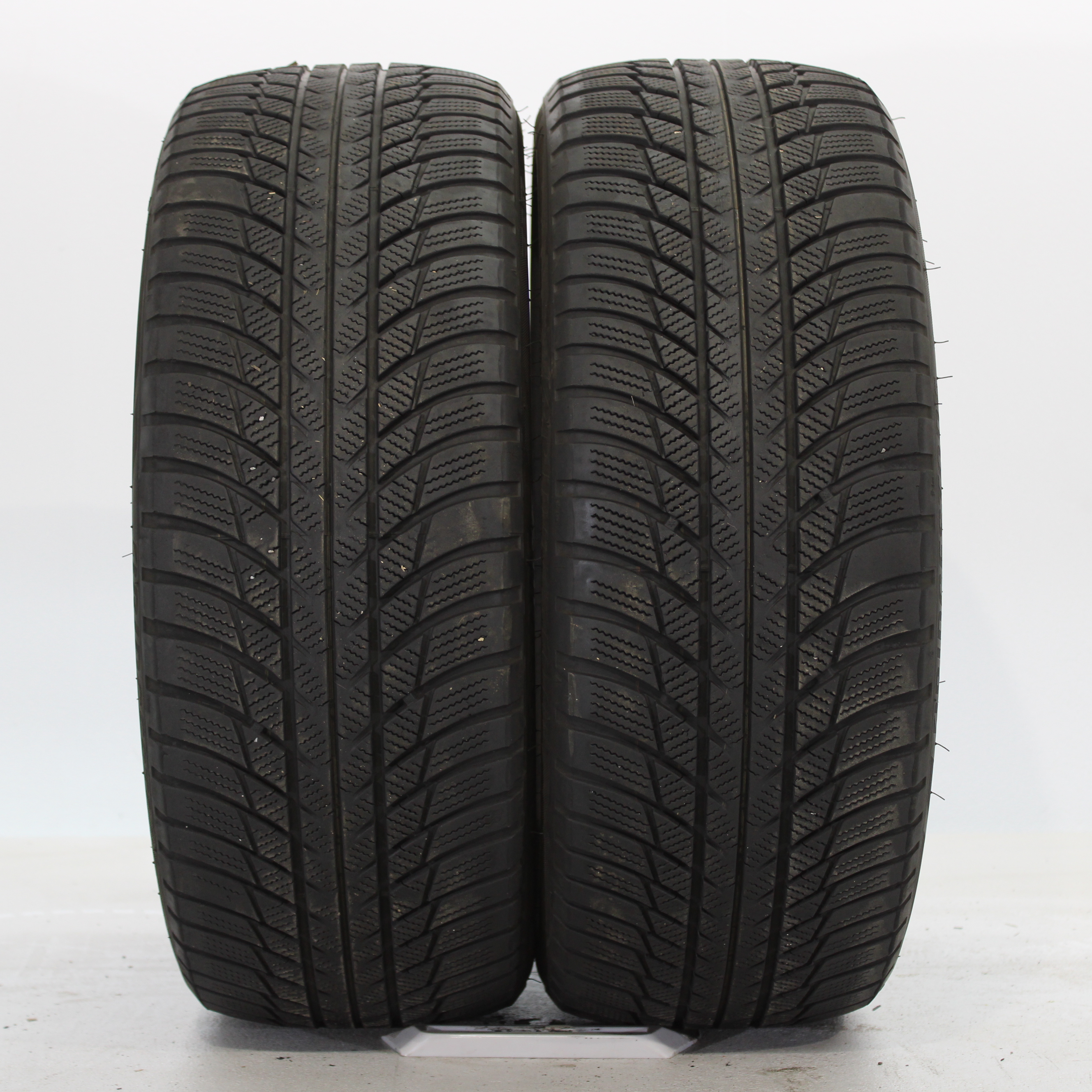 2x Winterreifen Bridgestone Blizzak LM001 225/45 R18 95H DOT19 5,5mm