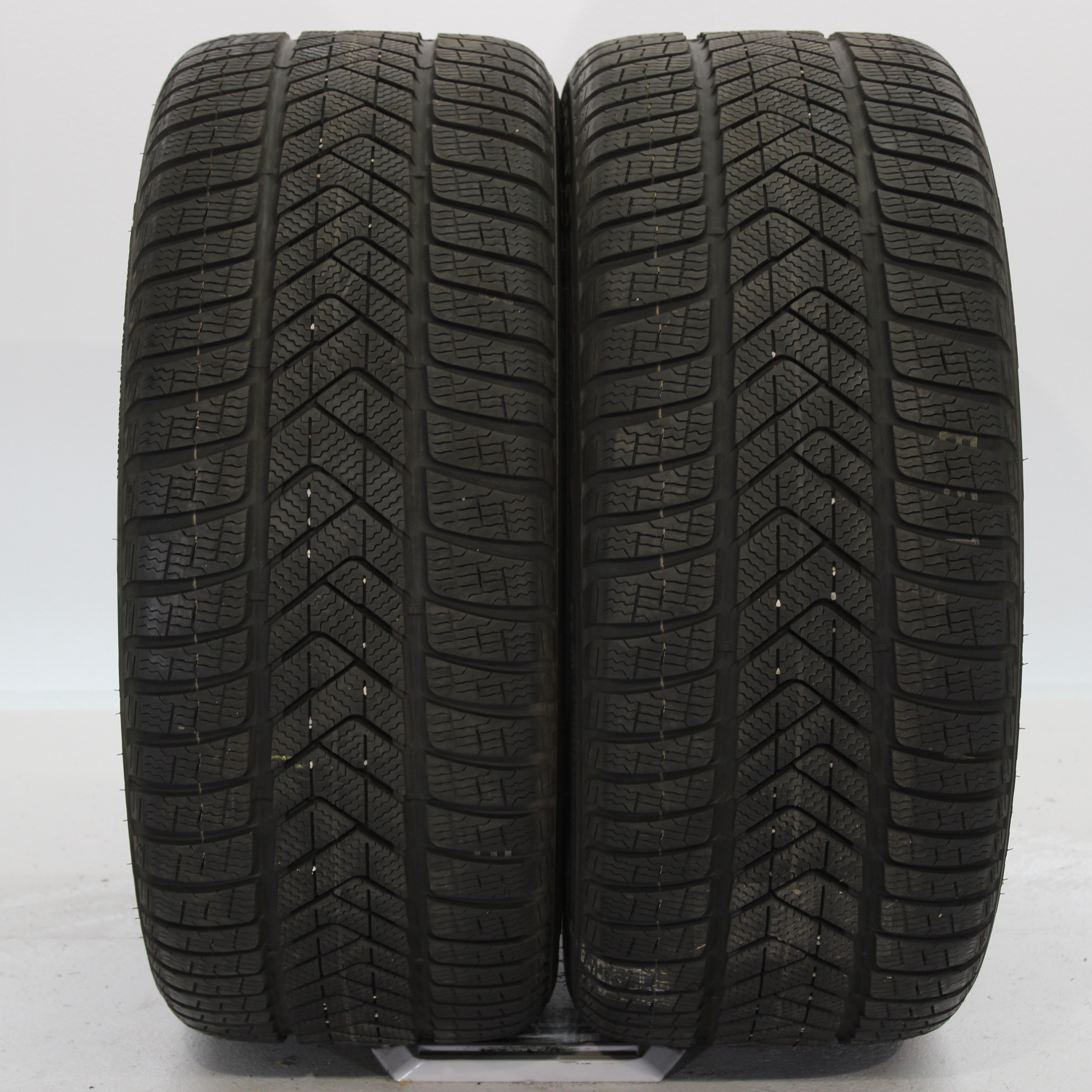 2x Winterreifen Pirelli Sottozero 3 255/40 R18 99V DOT2718 6mm