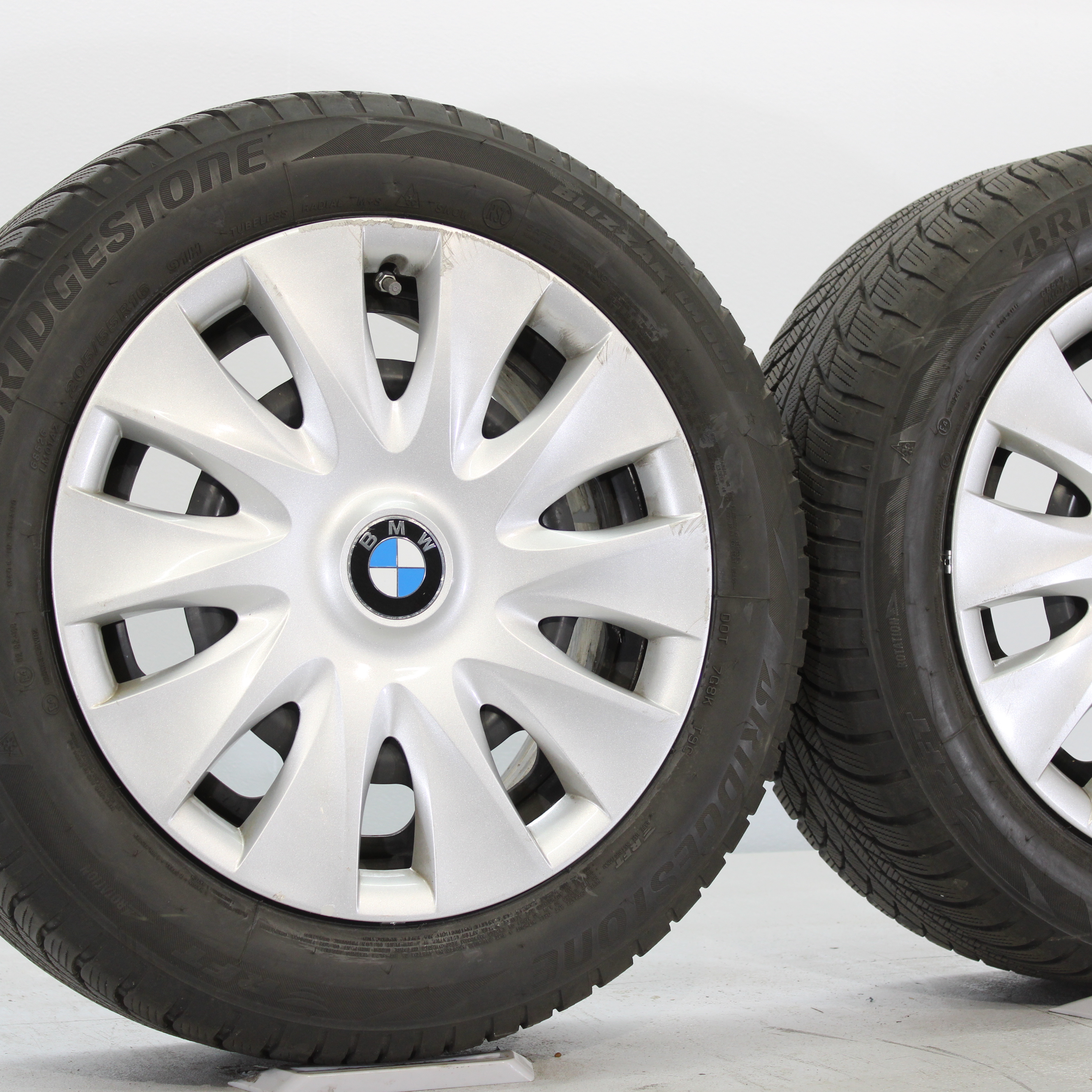 BMW 1er F40 Winterräder 16 Zoll auf Stahlfelgen mit Radkappen