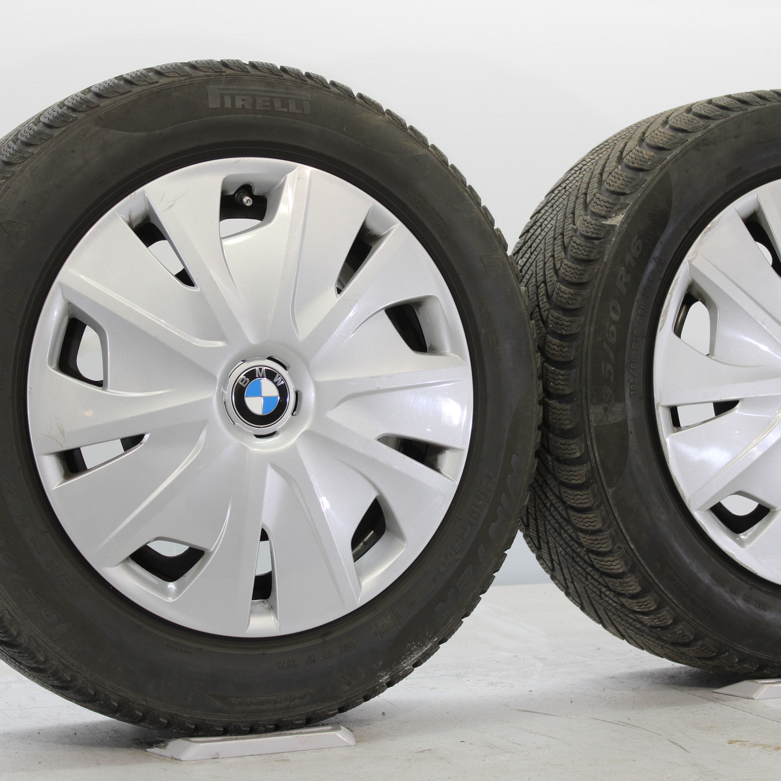 BMW 1er F40 Winterräder 16 Zoll auf Stahlfelgen mit Radkappen