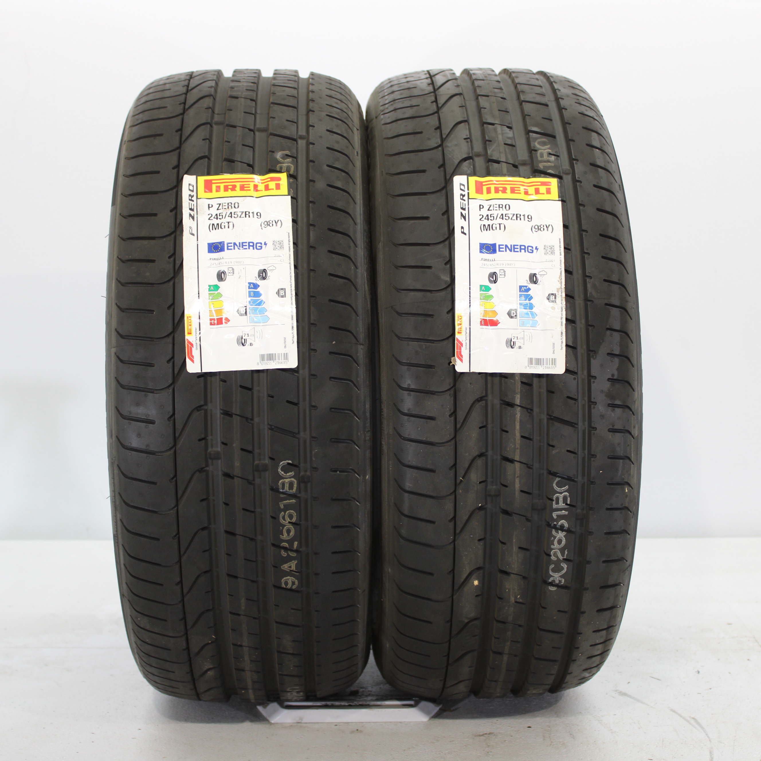 2x Sommerreifen Pirelli P ZERO 245/45 R19 98Y DOT4021 NEU