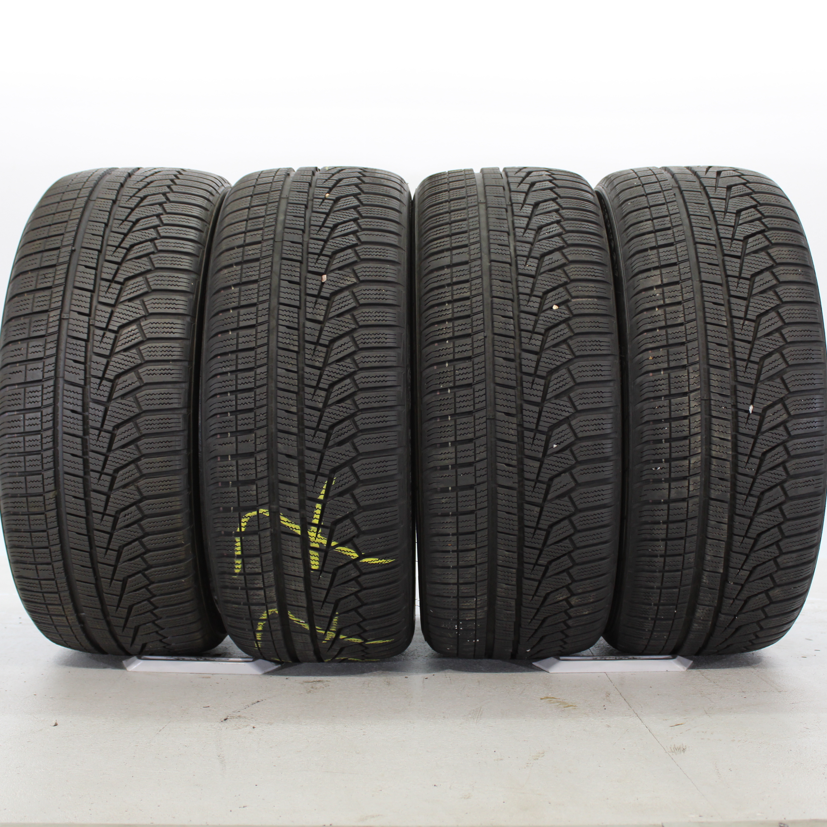 4x Winterreifen Hankook Winter i*cept evo2 HRS 225/45 R18 95H DOT20/21 +6,5mm